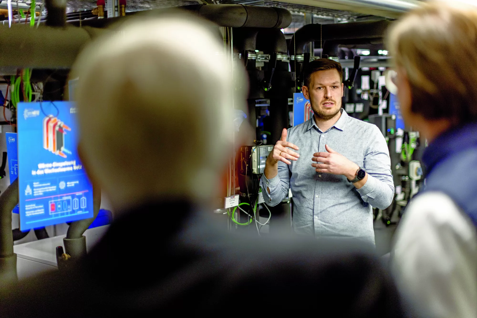 Showroom Technikum: Hier zeigen wir unseren Partnern, wie die Technik des wechselwarmen Netzes funktioniert.