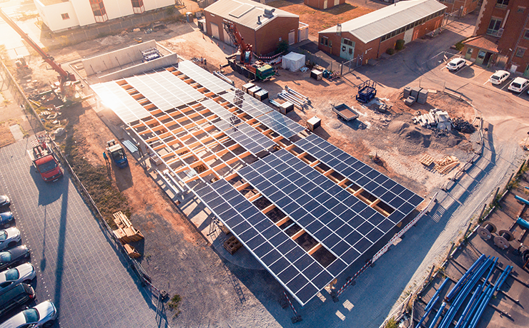 Carport mit einem Dach aus Solarmodulen