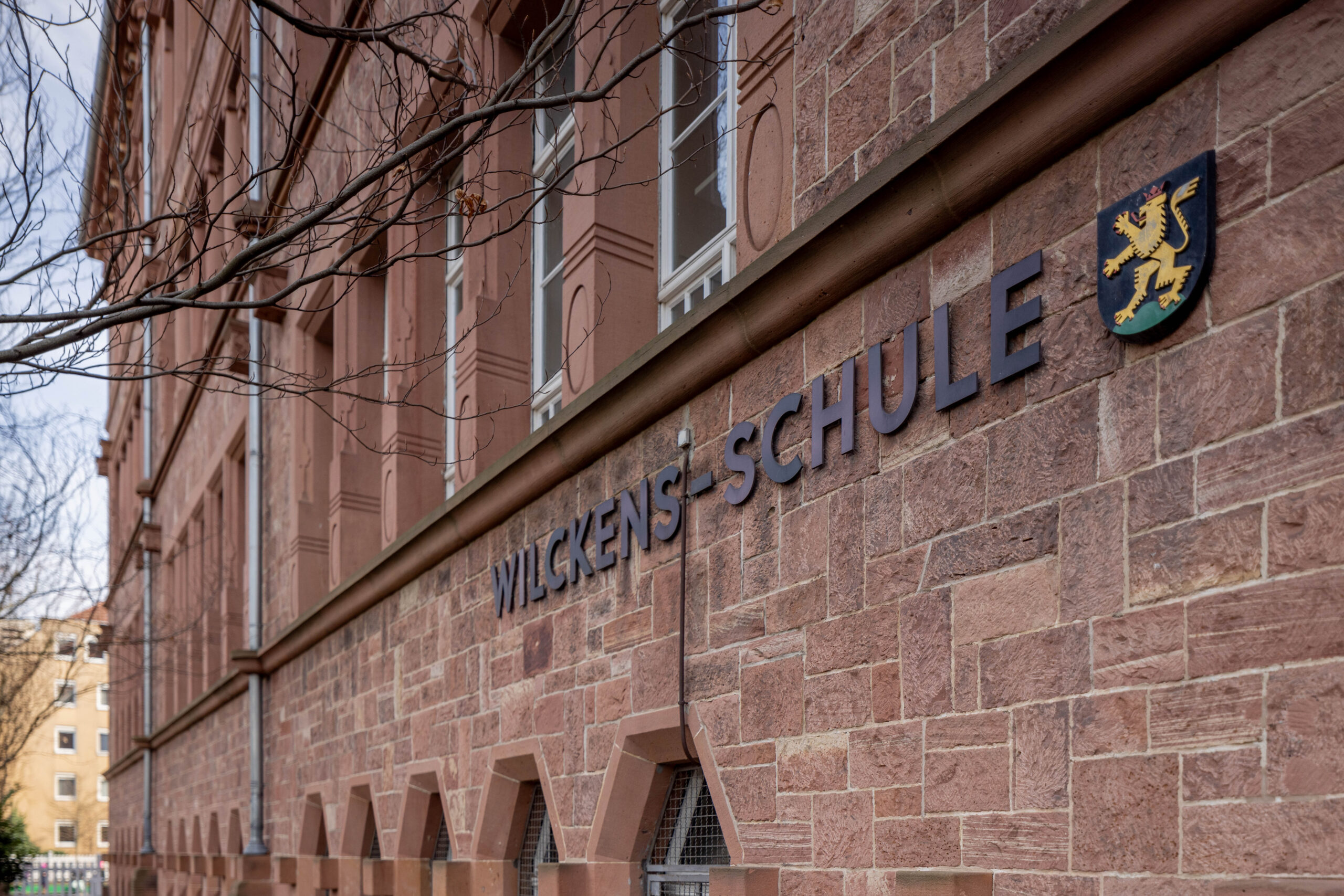 Wilckens-Schule, ein robustes Backsteingebäude mit traditionellem Design und klaren Linien.
