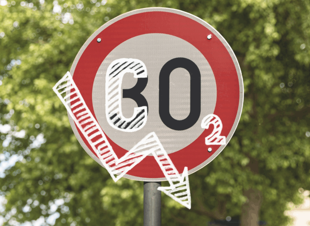 Verkehrsschild mit der Zahl 30 und einem roten Pfeil nach unten, symbolisiert CO2-Reduktion