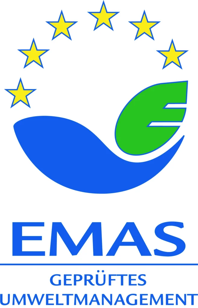 Logo von EMAS mit sieben Sternen über einem blauen Schwung und einem grünen Blatt, Text 'EMAS Geprüftes Umweltmanagement'