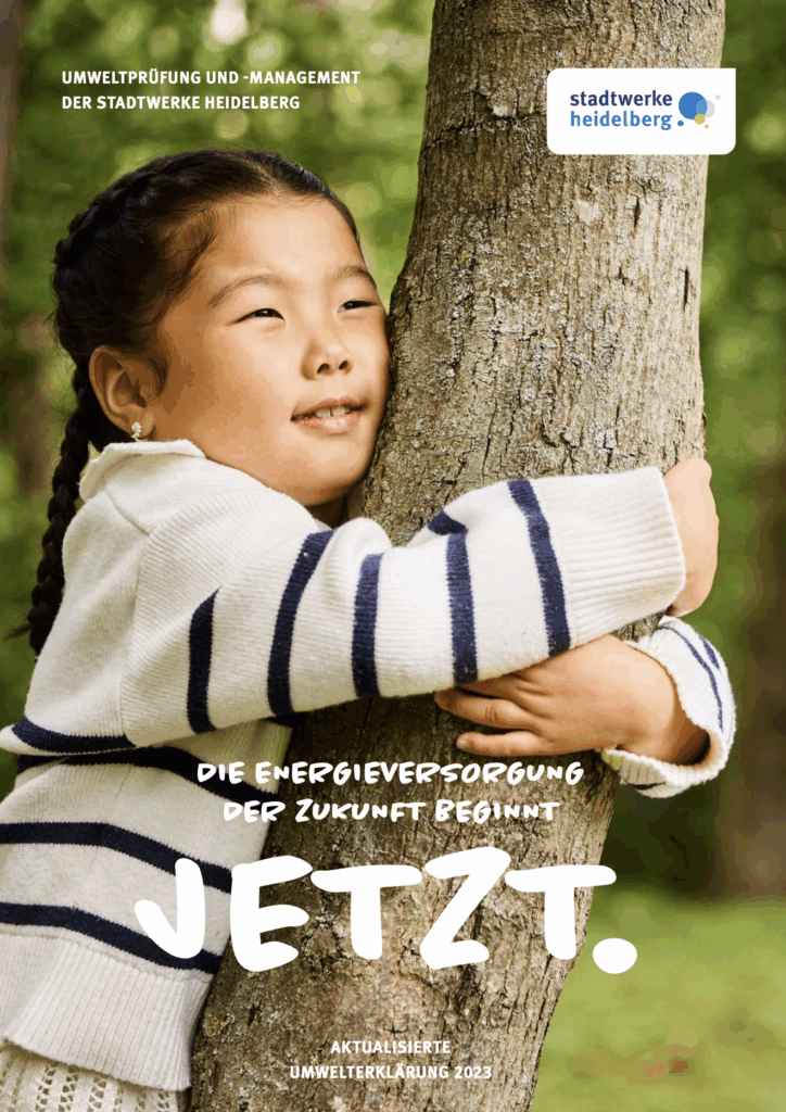 Kind umarmt einen Baum im Freien, Text 'Die Energieversorgung der Zukunft beginnt jetzt', Logo Stadtwerke Heidelberg