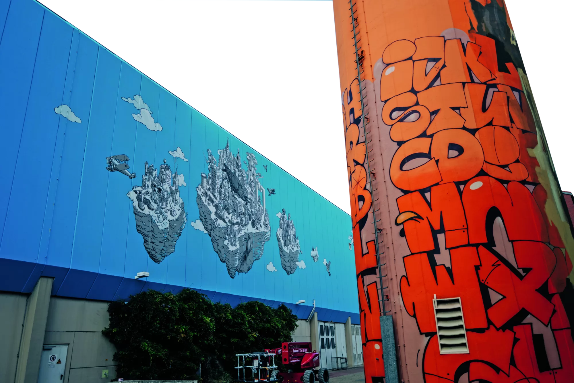 Mit unserer Unterstützung entstand an der Süd-, West- und Ostfassade des Heizwerks ein neues Mural des Metropolink-Festivals.