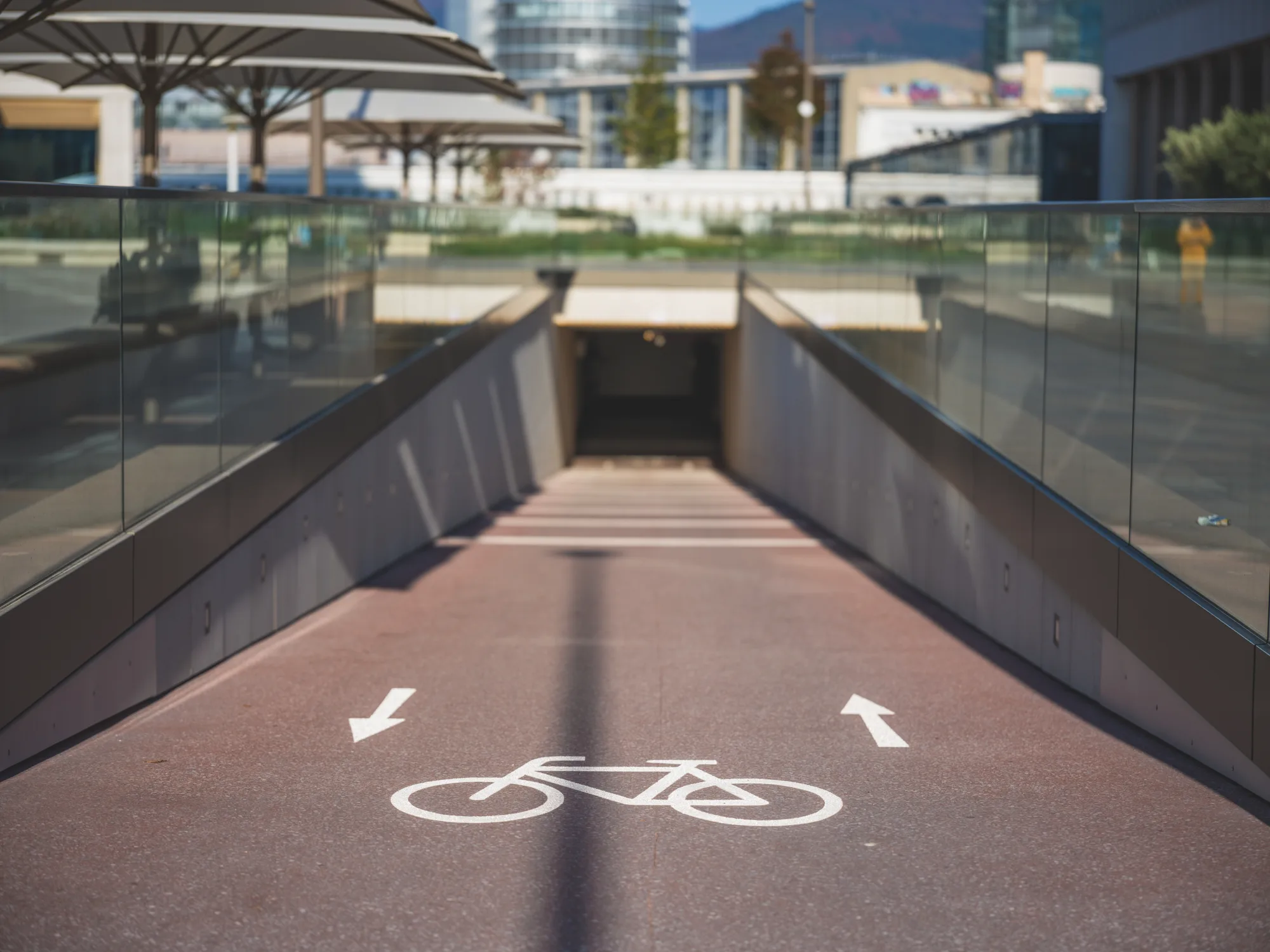 Rampe zum Fahrradparkhaus Europaplatz auf der Südseite des Heidelberger Hauptbahnhofs.