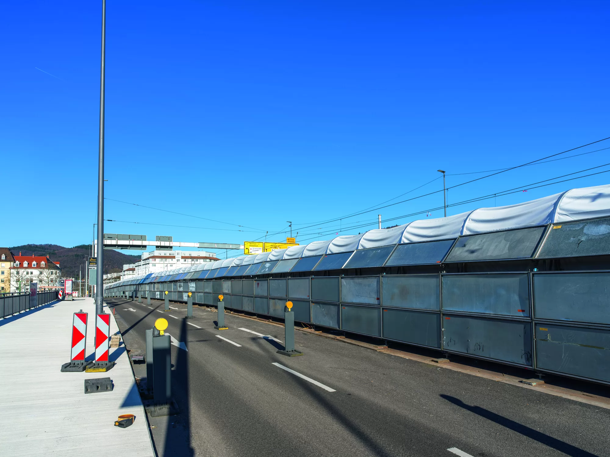 Im Zuge der Modernisierung der Montpellierbrücke werden im Auftrag der HSB die Straßenbahnschienen und die Haltestelle unter einem schützenden Zelt erneuert.