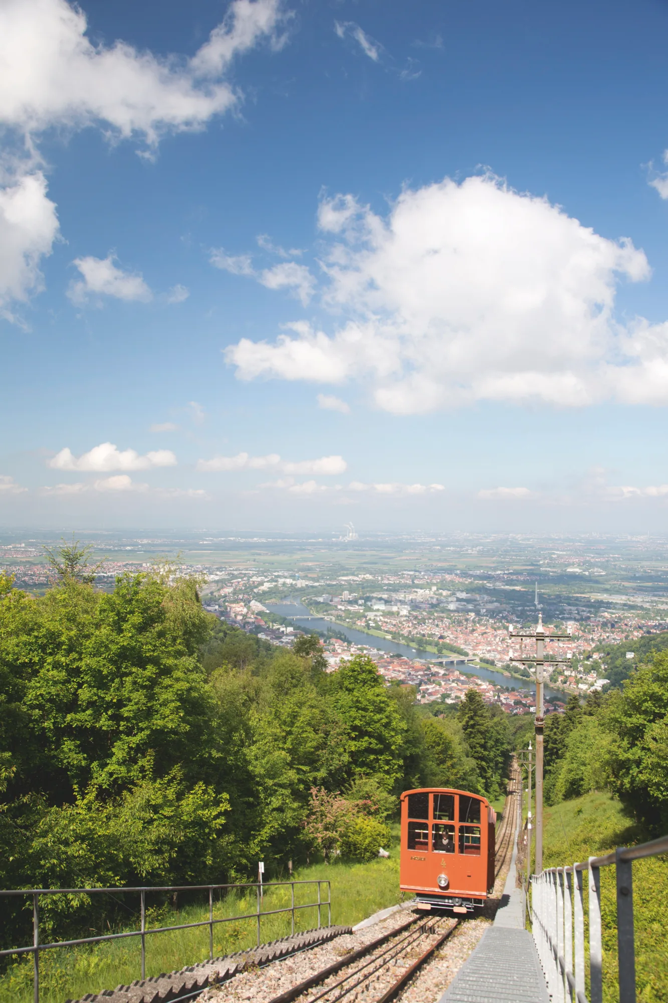 Die Fahrt mit der oberen Bergbahn bietet spektakuläre Ausblicke auf die Stadt.
