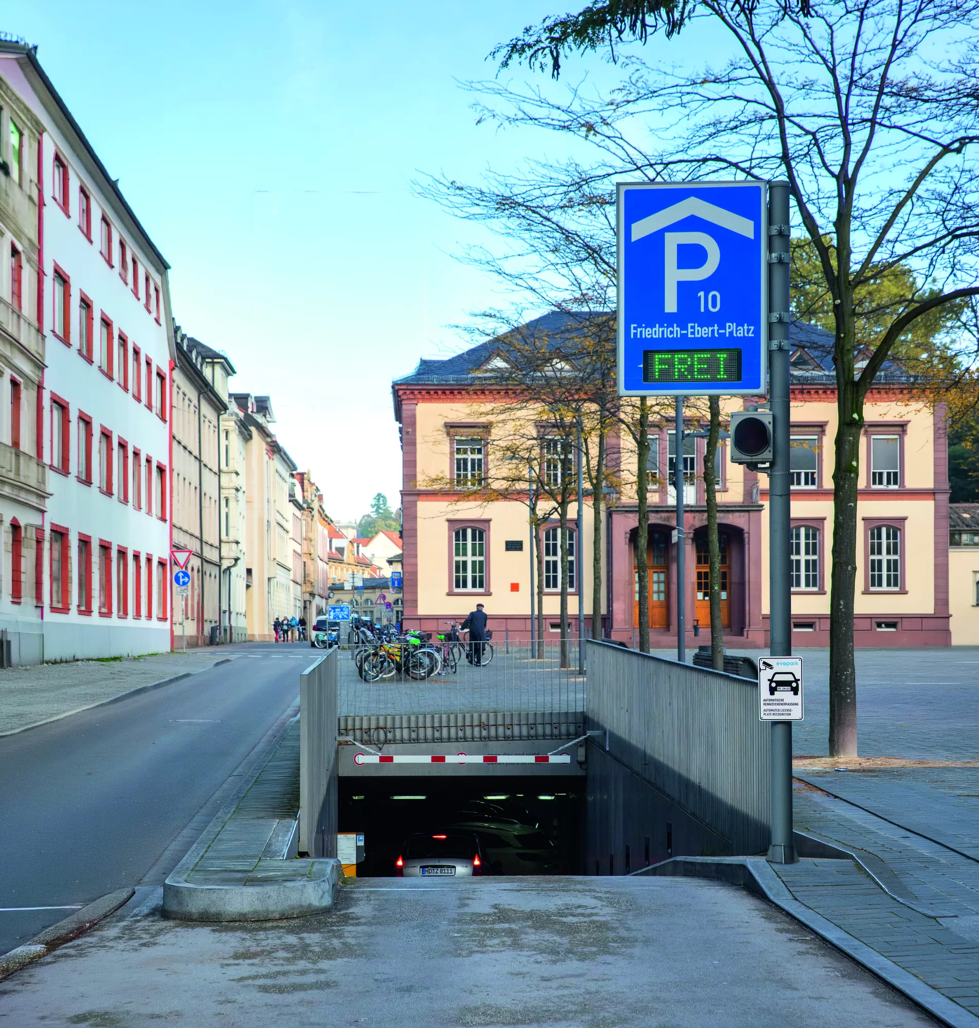 Einfahrt zum Altstadt-Parkhaus in Heidelberg.