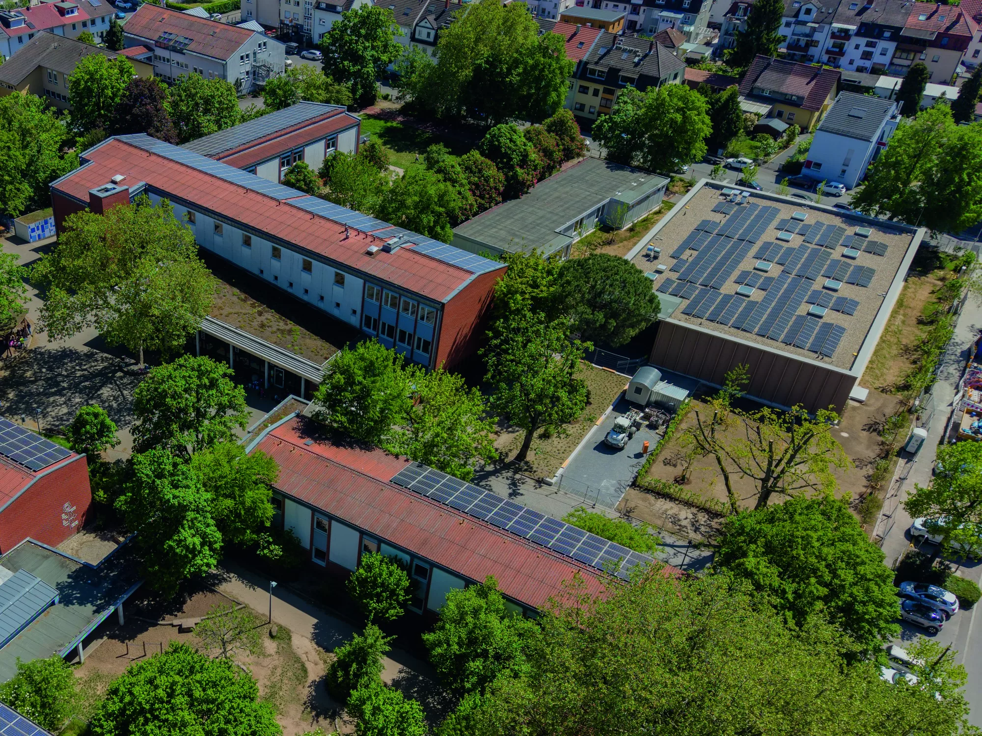 Luftaufnahme der Geschwister-Scholl-Schule mit neuer Turnhalle