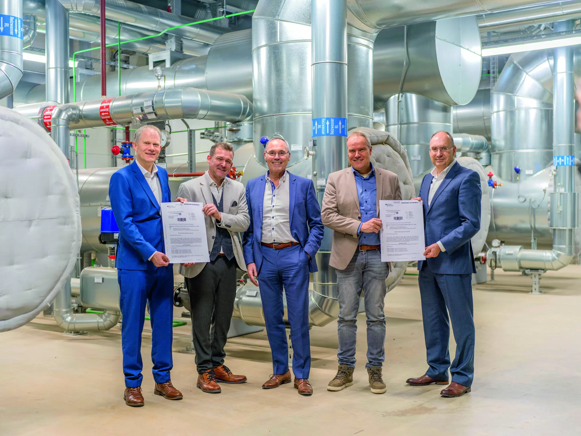 Freude über Förderbescheide in Höhe von 86 Millionen Euro (v.l.): Falk Günther, Umwelt- und Klimabürgermeister Raoul Schmidt-Lamontain, Prof. Dr. Rudolf Irmscher, Oberbürgermeister und Aufsichtsratsvorsitzender Prof. Dr. Eckart Würzner, Michael Teigeler